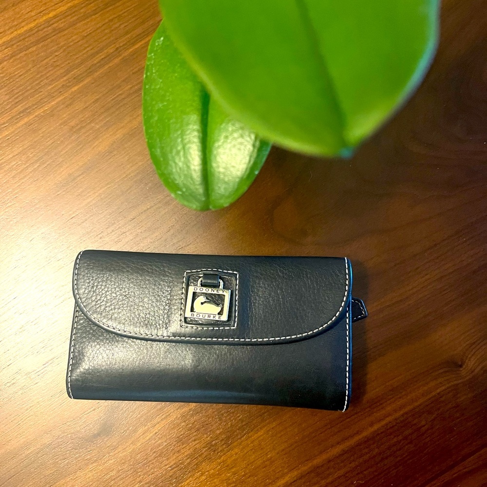 Price Drop ⬇️ Authentic Dooney & Bourke Wallet